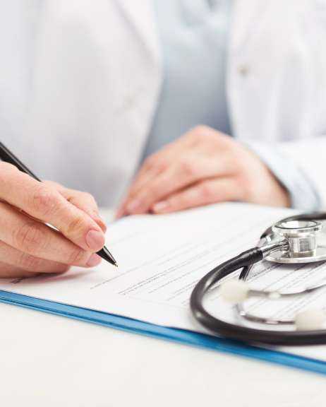 Врач консультирует о этапах полного курса лечения зависимости от гашиша